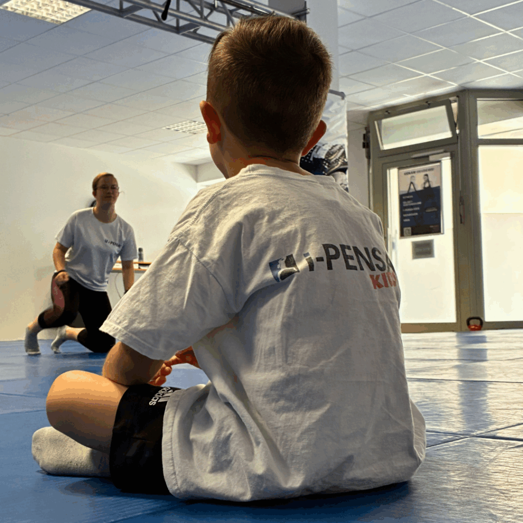 Kind im i-Pensa Kids Training bei der Kenan Akademie Würzburg – früh übt sich Selbstverteidigung mit Spaß und Struktur.